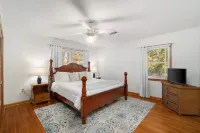 The Brady Bunch House: 6 Bedrooms / 4 Bathrooms / Game Room and Screened Porch!