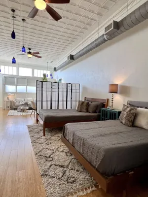 Gorgeous loft in historic building near HPU, restaurants, shops. Отели рядом с достопримечательностью «Публичная библиотека Браунвуд»