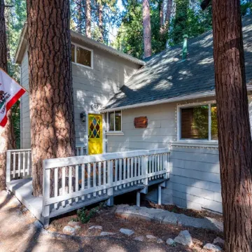 Pine Tree Hideaway with flat property/parking