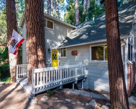 Pine Tree Hideaway with flat property/parking Hotels in Crestline
