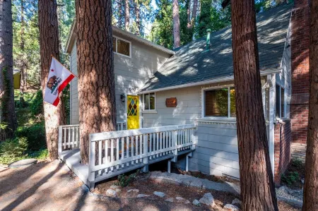 Pine Tree Hideaway with flat property/parking