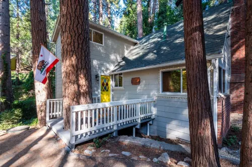 Pine Tree Hideaway with flat property/parking