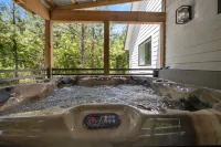 BRAND NEW 1Bed1BATH CABIN SLEEPING 4-5 With HOT-TUB!White Wood
