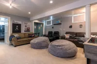 NEW Artistic Modern Cottage/SCREENED Porch/Fire Pit/ Giant Theater/Game RM