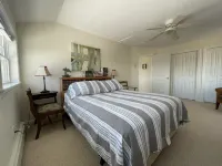 Lowell's Getaway.  Kayaking, beaches, dining and AC from this water view home. Hotels in Harpswell