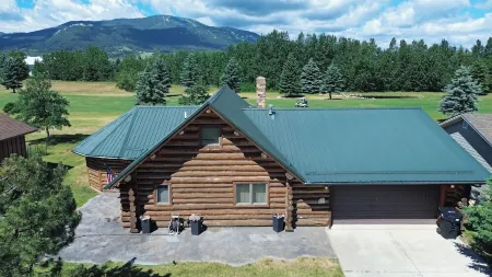 Luxurious Log Cabin & Hot Tub on Golf Course with Spectacular Mountain Views