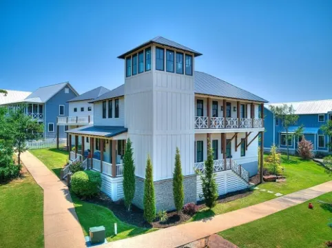 Carlton Landing. Large lakeview family home. Close to pool, pickleball & tennis!