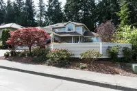 Wooded OasisA Modern & Cosy MIL Suite with a Private Hot Tub & Pool.