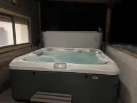 NEW COVERED PATIO WITH HOTTUB!! Large private 5 bdrm across from Canyon's.