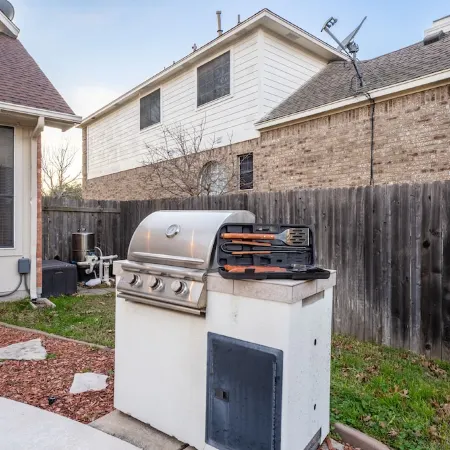 ATX Arcade, Theater, & Poolside Oasis! Pet & Kid Friendly!