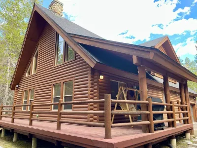 Scruffy Bear Lodge on Bills Island near Yellowstone-Lake access/pines/ATV trails Hotel dekat Harriman State Park