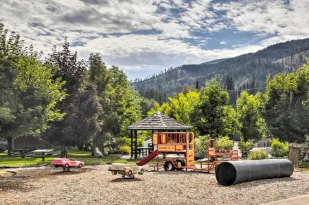 Charming haven - Walk to Town< 8 miles to skiing! Отели в г. Маллан