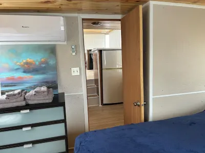 Wake up ON the lake.. Good to Go!