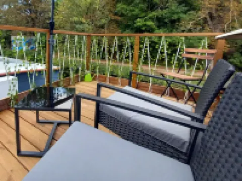 Independent apartment on barge with terrace near the city center