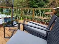 Independent apartment on barge with terrace near the city center