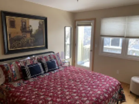 Cheerful 2 Bdrm / 1.5 Bath Pearl St. Condo