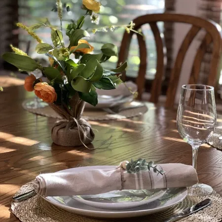 COZY FAMILY HOUSE  WITH BIG HOT TUB // DECK // FIRE PIT- 5 MINUTES FROM LAKES!!!