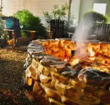 Riverfront Farmhouse. Walking distance to awesome!