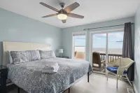“Shore Thing” at our spacious Beachfront Oasis - EAST