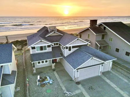 Seascape Villa - Oceanfront panoramic view - Hot tub Отели рядом с достопримечательностью «Брадис Ойстерс»