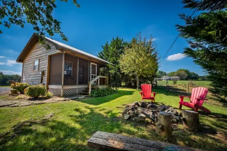 ROOSTERS REST w/ Hot Tub - Mountain Farm Getaway!!!