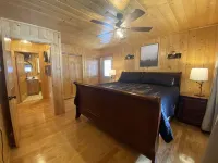 Private cabin with views, hot tub, 8 min from The Great Smoky Mountains Nat Park Autrey's Antiques & Ideas附近的飯店