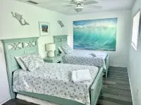 The Happy Place by the Ocean - 7 minute walk!