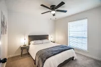 NEW! Gorgeous recently remodeled 4-bedroom spacious home with a Heated Pool . - piscina