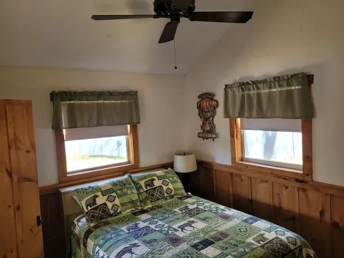 Riverside cottage on the water - private and pet friendly!