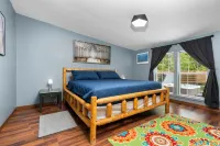 The King Ranch, Hot Tub, King Beds, Fireplace, Just outside of Traverse City