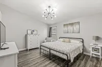 Charming 3-Bedroom Ranch, Steps from Klipsch Music Center Shopping and Dining