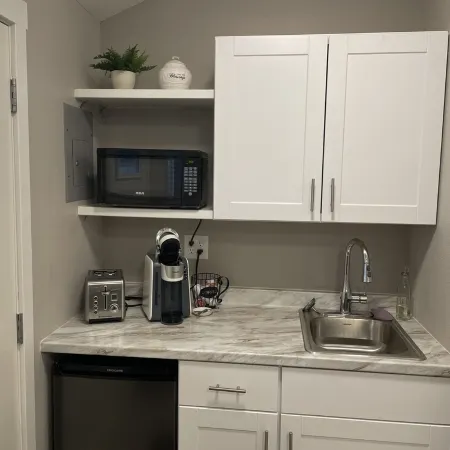 Lovely private guest suite w/hot tub/grill/kitchenette