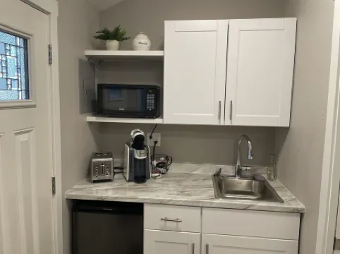 Lovely private guest suite w/hot tub/grill/kitchenette