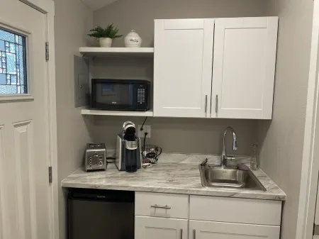 Lovely private guest suite w/hot tub/grill/kitchenette Отели в г. Юджин