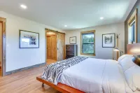 Mtn Modern Home w/ Views, Private Hot Tub + Fantastic Location