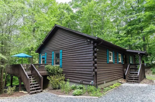 Cabin w/ Hot Tub, EV Charger, Cent A/C mins to Ski Resort & Trails, Paved Rd