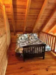 Riverfront Log Cabin with Hot Tub-Tubing on the River, Pet Friendly. - 발코니