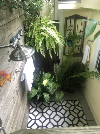 Unique Romantic Beach Style Cottage close to  Folly Beach & historic Charleston!