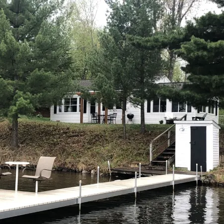 Cozy Cottage with a Vintage Vibe on a Beautiful Lake.