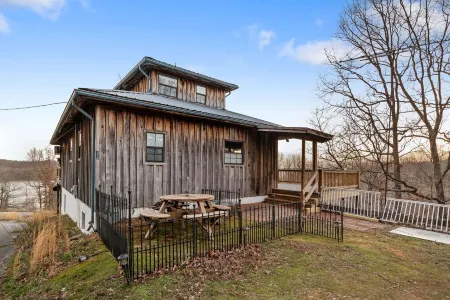 Peaceful cabin with a lovely view of the TN river---the PERFECT weekend getaway! Отели в г. Хамфрис