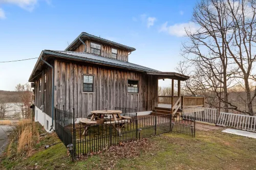 Peaceful cabin with a lovely view of the TN river---the PERFECT weekend getaway! Hotels in Humphreys County