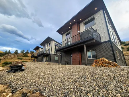 BEAUTIFUL NEW home with THE BEST VIEWS OF THE MISSOURI RIVER