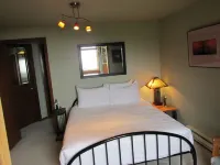Oceanfront, Sauna, Large Oceanview Soaking Tub, Dog Friendly with Yard