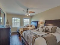 Luxury Downtown Getaway: 2BR Condo Near New Buffalo’s Top Attractions!