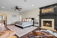 Lakefront with Pool, Hot Tub, Pontoon Boat & Movie Theatre