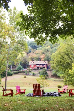 Riverfront logcabin; EVcharging, hot tub, firepit, Petfriendly Canoes, Sleeps 12