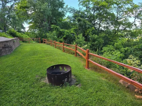 Newly remodeled, multifunctional, secluded retreat w/ views of Mississippi River