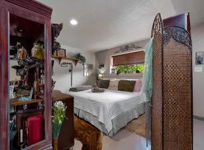Private Vacation Studio Apartment sleeps 10 -12 people. Your own small oasis.
