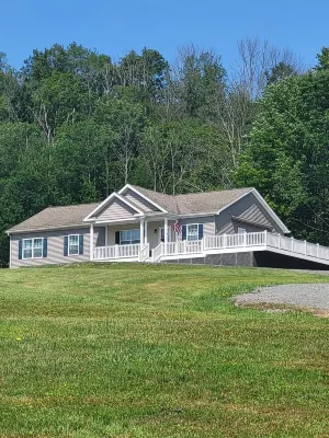 Hillside Relaxation in Endless Mountains. Minutes from Tioga Downs. Sleeps 8