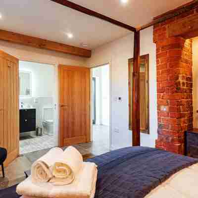 Pigeon House: Barn with hot tub, wood burner & large private garden. Rooms